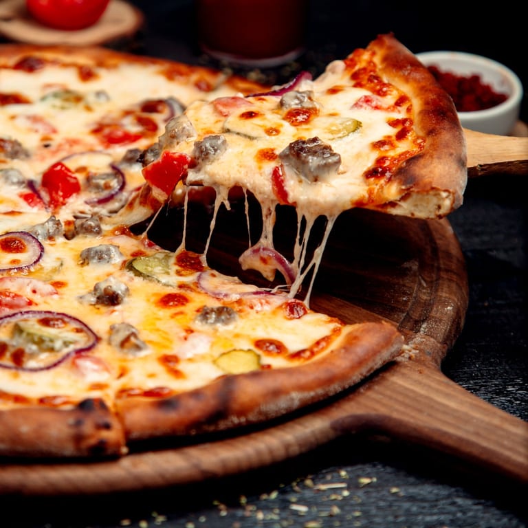 A Menu Built Around Pizza and Comfort Classics